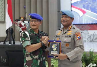Kabid Propam Polda Jatim Kombes Pol Iman Setiawan menerima cenderamata 