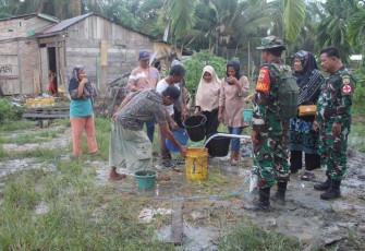 Warga rela antri menikmati air sumur bor TMMD 
