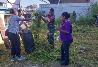 Babinsa Koramil 02/Timika Karya Bakti Pembersihan Pasar Bersama Masyarakat 