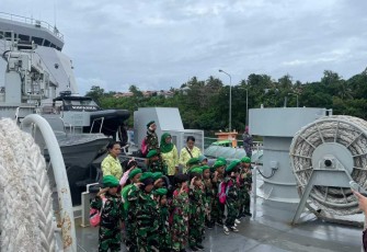 Open ship KRI Teluk Wondama-527 di pelabuhan Tual, Maluku 