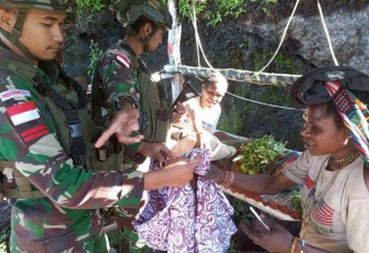 Baju layak pakai untuk mama Papua 