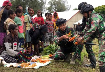 Koops Habema borong hasil tani warga Homeyo