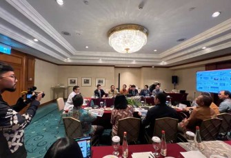 Menkes Budi Gunadi saat pertemuan dengan Samsung Electronic