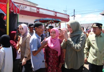Ketum Dharma Pertiwi ibu Evi Shopia Indra Subiyanto menyapa warga terdampak bencana di Bukik Batabuah Kabupaten Agam, Sumbar