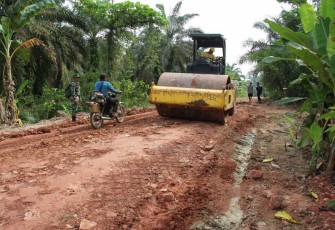 Peningkatan badan jalan desa Selat Beting 