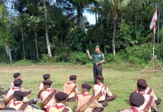 Danramil 0801/03 Arjosari saat memberikan wasbang