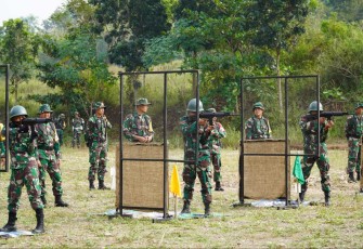 Latihan menembak prajurit Korem 081/DSJ