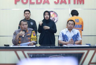Kabid Humas Polda Jatim Kombes Dirmanto saat memberikan keterangan pers 