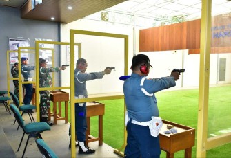 Prajurit Pomal Kolinlamil latihan menembak pistol, Kamis (6/6)