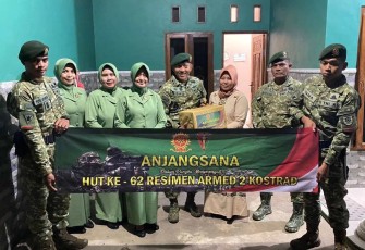 Danmenarmed 2 Kostrad Letkol Arm Siswo Budiarto menyerahkan bingkisan, Jum'at (7/6)
