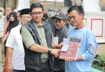 Kepala Badan Nasional Penanggulangan Bencana (BNPB) Letjen TNI Suharyanto, S. Sos., M.M saat memberikan simbolis bantuan dana stimulan perbaikan rumah rusak tahap IV termin I kepada warga terdampak gempa Cianjur di Pancaniti, Komplek Pendopo Kabupaten Cianjur, Jawa Barat pada Jumat (7/6).