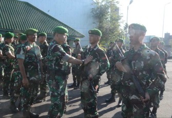 Danrem 032/Wbr Brigjen TNI Wahyu Eko Purnomo saat pengecekan kesiapan prajurit satgas