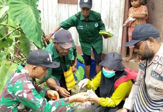 Babinsa Koramil Jila Dampingi Nakes Adakan Pemeriksaan Rutin Warga 