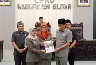 Pengesahan Raperda RPJPD Kabupaten Blitar tahun 2025-2045 oleh Pemkab Blitar bersama DPRD Kabupaten Blitar