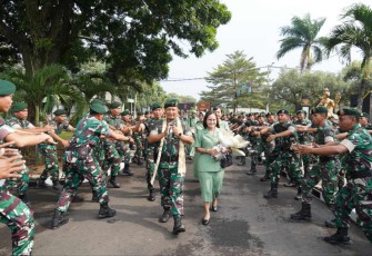Yel-yel prajurit Yonarmed 1 Kostrad saat menyambut kedatangan Pangdivif 2 Kostrad 