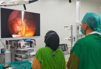 Operasi Laparoskopi Kista Ginjal Perdana di RSUD RATUSAN Sukses Dilakukan dr Erlan Jaya dan Tim 