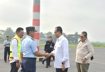 Danlanud J.B Soedirman Letkol Pnb Tatag Onne Setiawan menyambut kedatangan Menhub Budi Karya Sumadi 