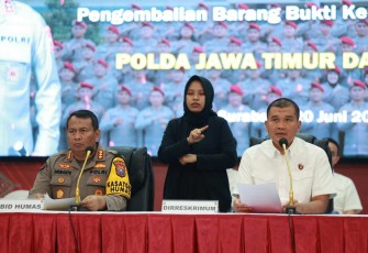 Kabid Humas Polda Jatim Kombes Dirmanto saat memberikan keterangan pers 
