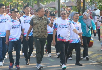 Dandim 0803/Madiun Letkol Inf Meina Helmi (rompi) saat jalan sehat 