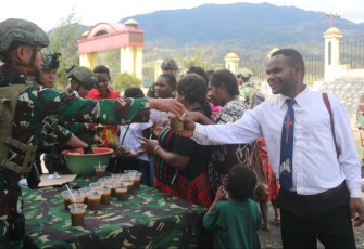 Bubur kasih satgas Yonif 323 Buaya Putih 