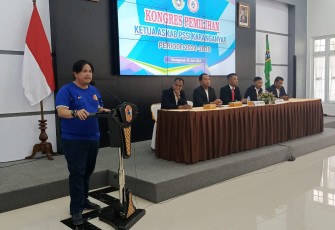 Rinto Subekti memberikan sambutan dalam acara Kongres Pemilihan Ketua Askab PSSI Karanganyar, di Ruang Anturium Rumah Dinas Bupati Karanganyar, Rabu (26/6/2024)