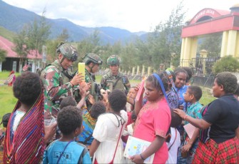Satgas Yonif 323/BP berikan bantuan alat tulis 