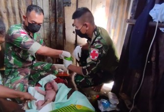 Personel satgas yonif 310/KK bantu proses persalinan warga perbatasan 
