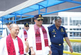 Dirjen Hubdat Risyapudin Nursin saat menerima pemaparan pelabuhan penyeberangan di Danau Toba