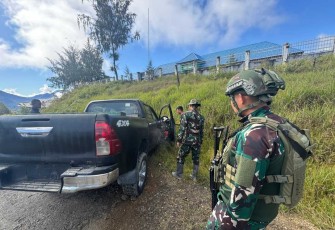 Prajurit Satgas Yonif 509/BY menarik truk warga terperosok