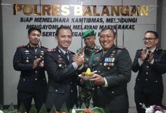 Dandim 1001/HSU-BLG Letkol Kav Gunantyo Ady Wiryawan saat menerima nasi tumpeng Kapolres, Senin (1/7)