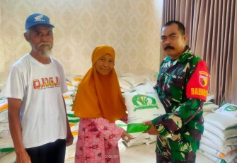 Penyaluran bantuan pangan di wilayah desa binaan 