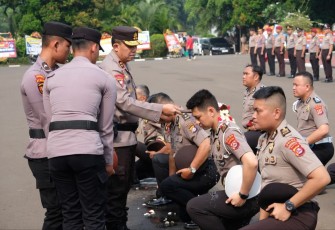 Kapolda Banten Irjen Pol Abdul Karim saat prosesi kenaikan pangkat personelnya, Selasa (2/7)