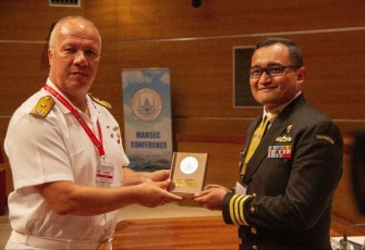 Letkol Laut (P) Bagus Jatmiko saat menerima cenderamata di Turki 