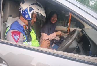 Satlantas Jakarta Barat Bantu Pengemudi Takut Ketinggian di Jalan Layang Gelong 