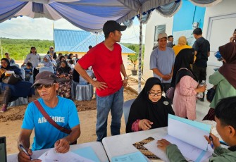 Warga Rempang yang telah bergeser saat memilih lokasi rumah baru mereka yang berlokasi di Tanjung Banon