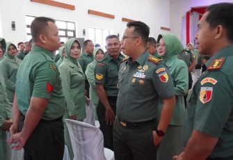 Danrem 081/DSJ Kolonel Inf Rama Pratama saat berdialog dengan prajuritnya di Kodim 0805/Ngawi, Kamis (11/7)