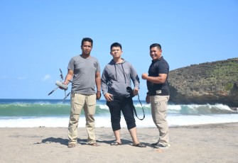 Kapenrem 081/DSJ Mayor Eko Sudarto berekreasi di pantai Ngiroboyo Pacitan 