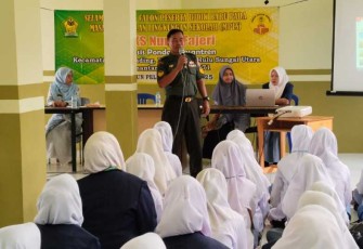 Serma Trisno Supriyadi saat memberikan materi wawasan kebangsaan 