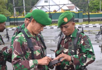 Kodim 1710/Mimika Lakukan Sidak Handphone Prajurit untuk Cegah Pelanggaran Judi Online 