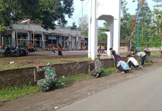 Gotong royong bersama warga bersihkan wilayah 