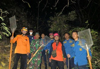 Bersama damkar padamkan kebakaran di wilayah desa binaan 