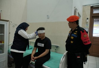 Salah satu penumpang kereta api terluka dan menjalani perawatan akibat aksi pelemparan batu oleh orang yang tidak bertanggungjawab