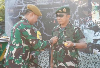 Pangdivif 2 Kostrad Mayjen TNI Anton Yuliantoro saat menerima Brevet Kehormatan Astros