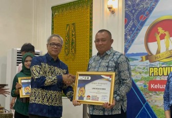 Kalapas Binjai Theo Andrianus menerima penghargaan bapak asuh anak stunting 