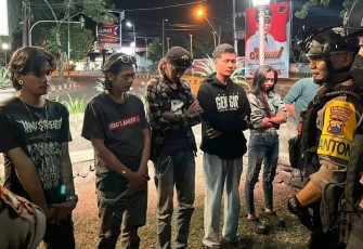 Tim Sparta Satuan Samapta Polresta Surakarta amankan enam remaja saat nongkrong sambil pesta miras, di kawasan Jebres, Solo, Senin dinihari (29/07/2024) sekira pukul 03.00 WIB (Foto : Istimewa)