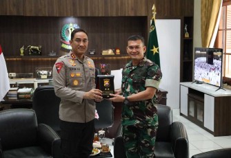 Kapolda Banten Irjen Pol Suyudi Ario Seto memberikan cenderamata 