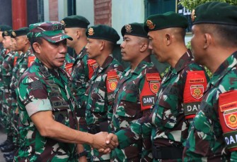 Asops Panglima TNI Mayjen TNI Gabriel Lema saat menyalami personel satgas pamtas Yonarmed 11 Kostrad, Jum'at (2/8)