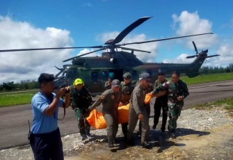 Evakuasi jenazah pilot Glen Malcolm Conning pasca penembakan OPM, Selasa (6/8)