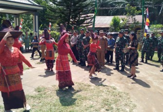 Tim Wasev Mabes TNI disambut tarian adat Karo di Lokasi TMMD ke-121TA 2024 Kodim 0204/DS