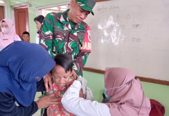 Babinsa Koramil 0803/06 Gemarang Dampingi Program BIAS di SDN 05 Nampu